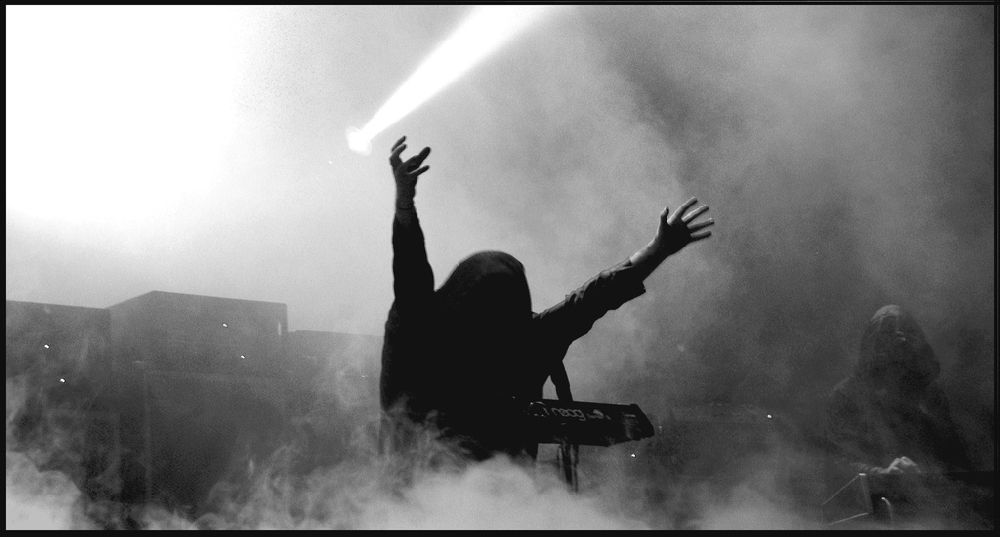 SUNN O))) vs DOMINO