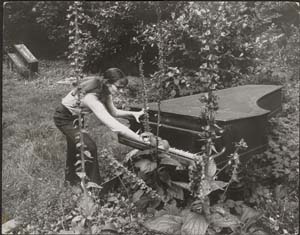 Annea Lockwood "Piano Transplants"